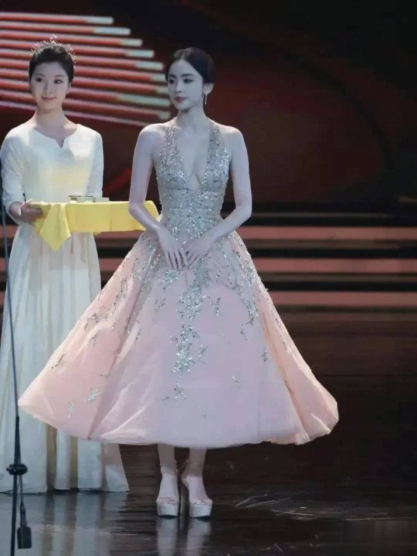 星合证券 古力娜扎异域风情太绝，张翰都难把持，凡人谁能扛住？